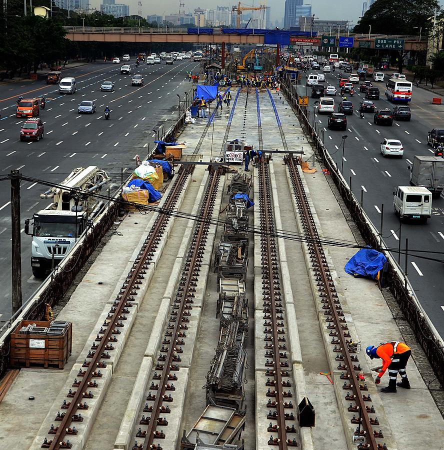 Marcos eases permitting process of flagship infra projects