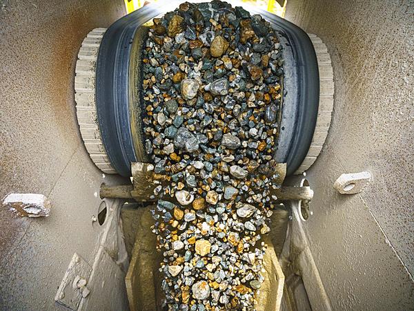 GOLD PRICES BOOST METALLIC MINERAL PRODUCTION VALUE