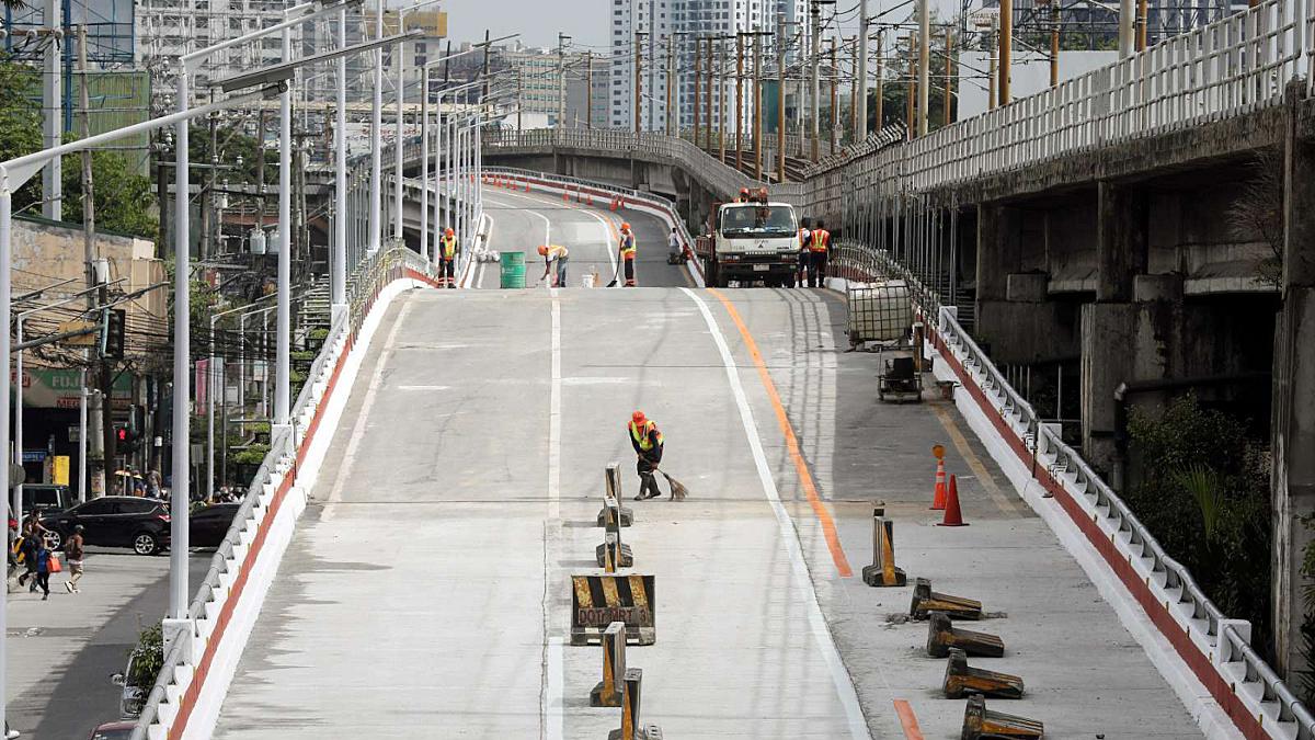 Inspecting Kamuning Flyover’s potential for road deterioration