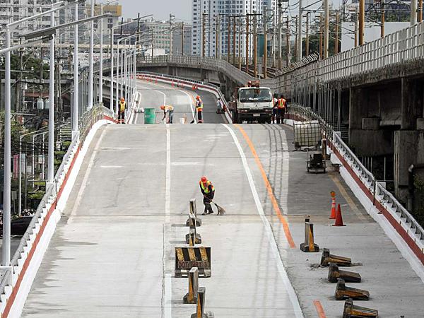 Inspecting Kamuning Flyover’s potential for road deterioration